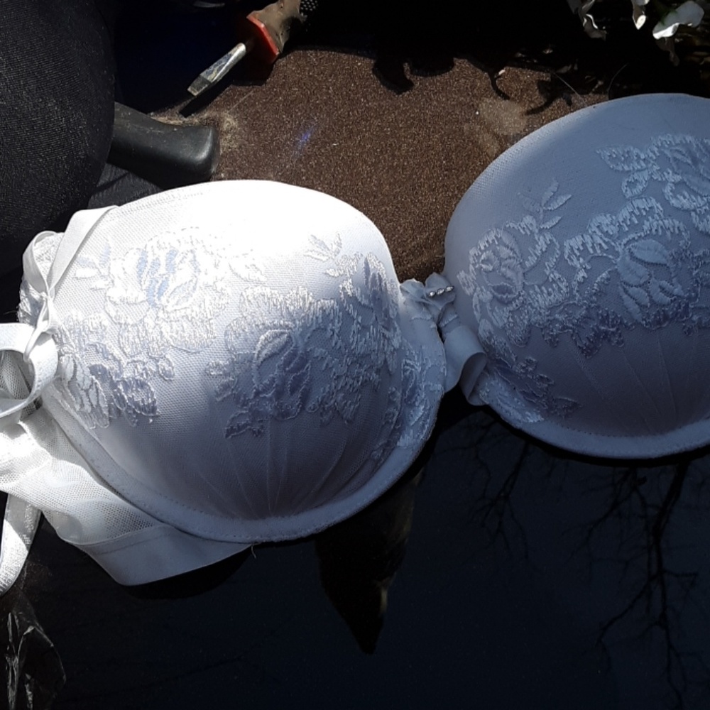 A padded push bra white